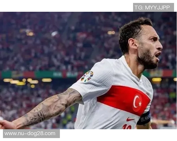 土耳其足球球星闪耀意甲赛场展现实力引领球队追逐荣誉梦想