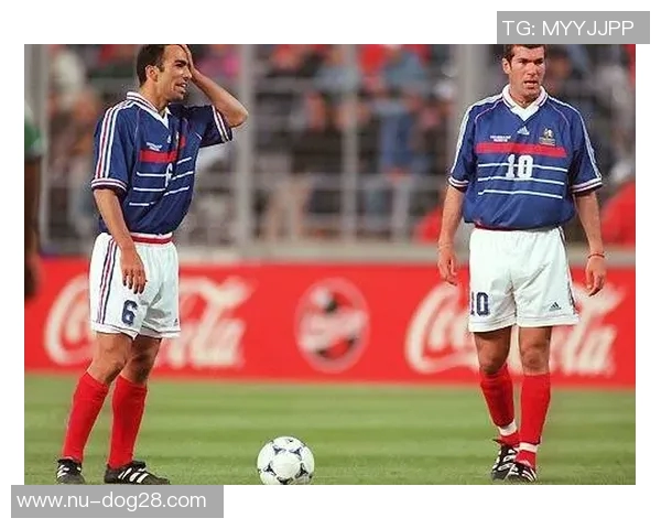 揭秘九十年代足球球星薪资水平与当时足坛经济背景分析